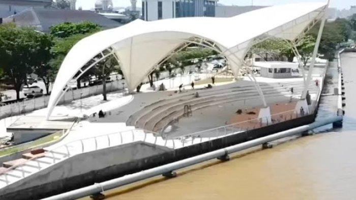 TERAS SAMARINDA - Destinasi wisata Teras Samarinda berlokasi di Jalan Gajah Mada, Kec. Samarinda Ulu, Kota Samarinda, Kalimantan Timur dan telah resmi dibuka untuk umum. 