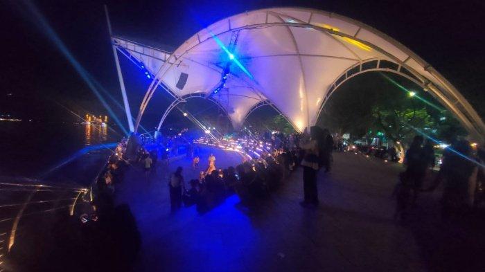 TERAS SAMARINDA - Suasana Teras Samarinda, Sabtu (7/9/2024) malam. Ratusan pengunjung padati Teras Samarinda, Sabtu (7/9/2024). Ini adalah malam minggu pertama usai pagar seng dibuka.