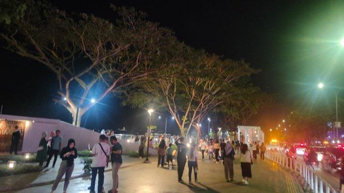 TERAS SAMARINDA - Suasana Teras Samarinda, Sabtu (7/9/2024) malam. Ratusan pengunjung padati Teras Samarinda, Sabtu (7/9/2024). Ini adalah malam minggu pertama usai pagar seng dibuka.