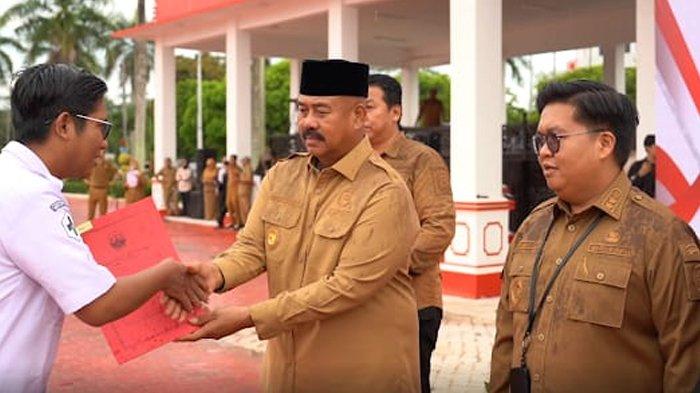 Bupati Kukar Edi Damansyah dan Wakil Bupati Rendi Solihin pada acara pengambilan sumpah janji PPPK, Senin (9/9/2024) pagi di halaman Kantor Bupati Kukar.