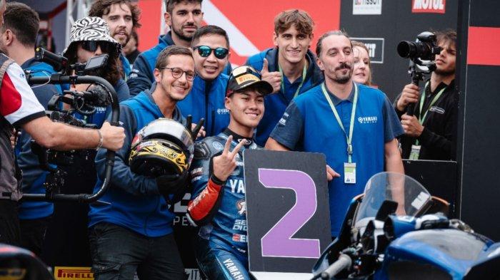 Rider Aldi Satya Mahendra yang mengusung tim BrCorse dengan pacuan Yamaha YZF-R3 tersebut merebut podium 2 di race pertama WorldSSP300 Magny-Cours.