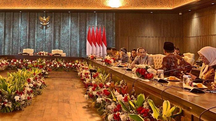 RAPAT KABINET IKN - Presiden Joko Widodo memimpin rapat kabinet terakhir yang dilaksanakan di Istana Garuda, Ibu Kota Nusantara (IKN), Kalimantan Timur.  Jokowi menegaskan jajarannya harus bisa menjaga daya beli masyarakat, jaga inflasi, menjaga pertumbuhan, jaga keamanan, serta ketertiban.