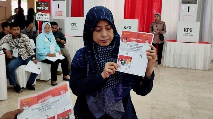 CALON TUNGGAL VS KOTAK KOSONG DI PILKADA 2024 - Komisi Pemilihan Umum (KPU) menyelenggarakan simulasi pemungutan dan penghitungan suara pasangan calon tunggal di Maros, Sulawesi Selatan, Minggu (15/9/2024), dengan ilustrasi makanan-minuman. Jika calon tunggal vs kotak kosong di Pilkada 2024, KPU perlu melakukan simulasi dari mekanisme pemungutan hingga penghitungan suara.