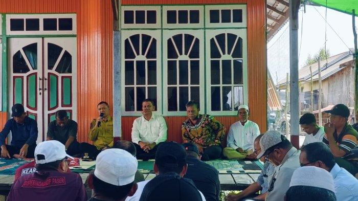 DESA MUARA PASIR - Bupati Paser, Fahmi Fadli saat mendengar keinginan dan harapan dari masyarakat saat Kunjungan Kerja (Kunker) Evaluasi dan Monitoring program Paser yang Maju, Adil dan Sejahtera di Desa Muara Pasir, Kecamatan Tanah Grogot, Kabupaten Paser, Kalimantan Timur. 