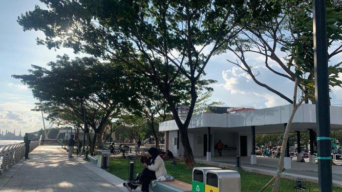 FASILITAS TERAS SAMARINDA - Keberadaan Teras Samarinda di ibukota Kalimantan Timur terus mendapat sorotan. Selain kebersihan, Teras Samarinda juga dikeluhkan dari sisi tempat duduknya yang dianggap masih minim. 