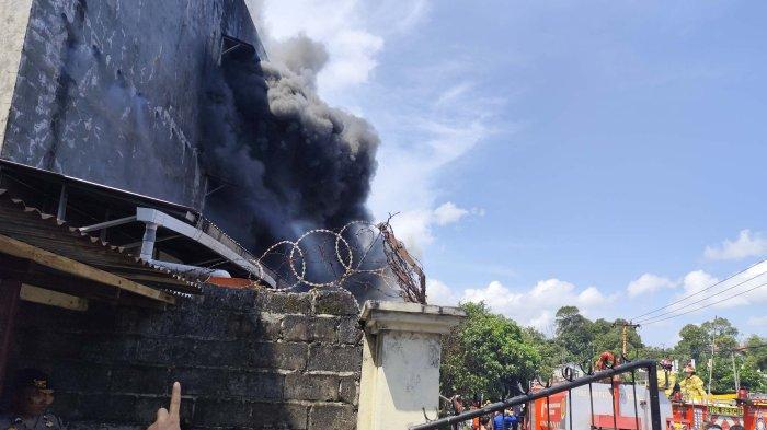 Pantauan TKP gudang terbakar di Bukit Cinta Balikpapan, Selasa (17/9/2024).