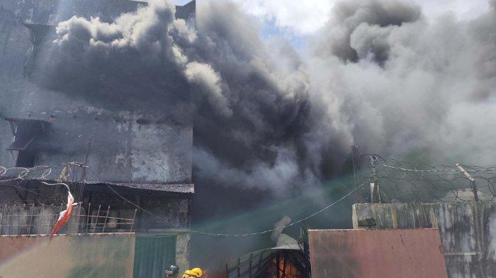 Suasana kebakaran di sebuah gudang perabot di Jalan Cinta, Balikpapan, Selasa (17/9/2024).