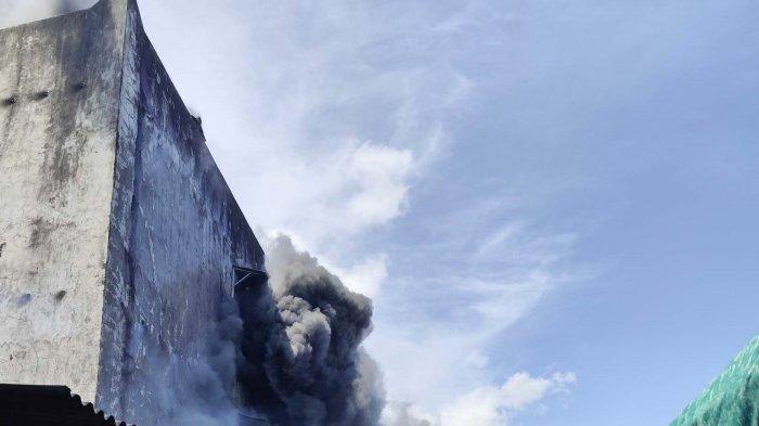 GUDANG BALIKPAPAN TERBAKAR - Sebuah gedung berwarna abu-abu di Jalan Siaga, Bukit Cinta Balikpapan, Provinsi Kalimantan Timur terbakar, Selasa (17/9/2024) siang. 