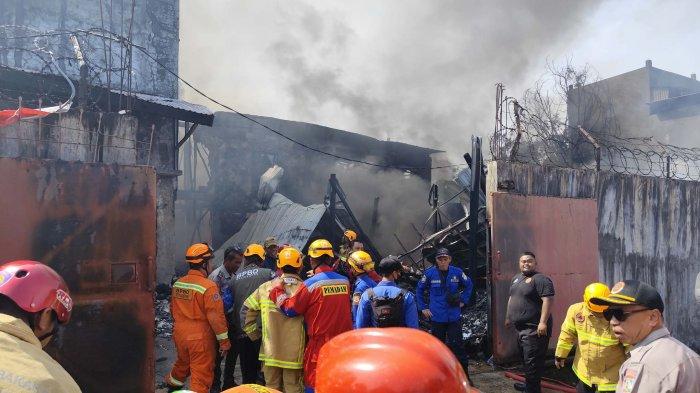 KEBAKARAN GUDANG PERABOTAN - Situasi di TKP kebakaran Jalan Bukit Cinta Balikpapan, Selasa (17/9/2024) sore. BPBD menggunakan metode khusus untuk mencegah penyebaran api lebih lanjut, menggunakan deterjen untuk menutup permukaan panas. 