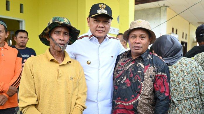 BERSAMA WARGA PASER - Bupati Paser Fahmi Fadli saat berkunjung ke desa-desa di Muara Komam dalam rangka menemui warga dan meminta saran terkait dengan kemajuan Kabupaten Paser, Senin (16/9/2024). Dalam pertemuan itu, warga sebagian besar menginginkan pembangunan jalan dan jembatan.