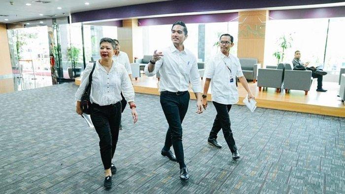 KAESANG KE KPK - Ketua Umum PSI Kaesang Pangarep di Kantor KPK, Jakarta, Selasa (17/9/2024). KPK singgung sosok Y, teman yang beri tumpangan jet pribadi pada Kaesang dan Erina Gudono. Siapa saja rombongan Kaesang dan Erina saat ke AS?
