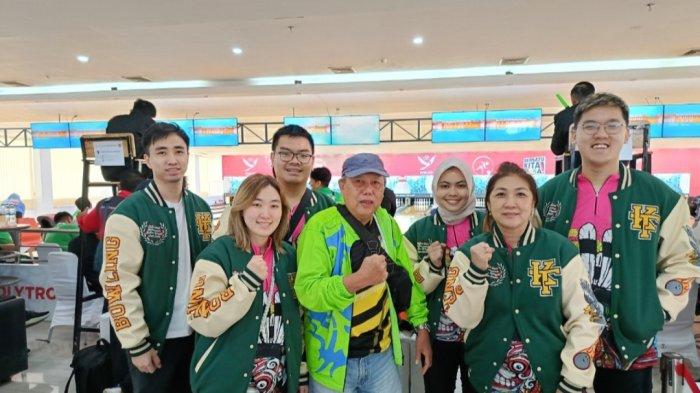 ATLET BOWLING KALTIM - Kontingen cabang olahraga Bowling perwakilan Kalimantan Timur (Kaltim) foto bersama didampingi wakil ketua Bimbingan Presentasi (Bimpres) KONI Balikpapan, Tukiman Wijayanto sebelum akhirnya berlaga di PON XXI Aceh -Sumut 2024 yang diselenggarakan di Gedung Stadion Mini kota Medan.