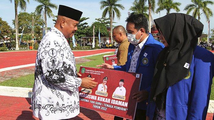 Bupati Kutai Kartanegara Edi Damansyah saat memberikan program Beasiswa Kukar Idaman. Lewat program 1.000 Guru Sarjana, Bupati Edi Damansyah membawa visi ambisius untuk mencetak ribuan pendidik berkualitas yang tak hanya akan mengubah wajah pendidikan, tetapi juga membentuk generasi penerus yang siap bersaing di era globalisasi.