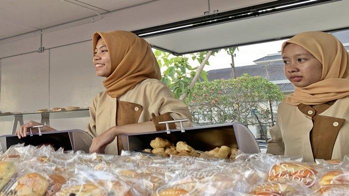 UMKM TERAS SAMARINDA - Hingga saat ini sudah lebih dari seribu UMKM yang mendaftarkan diri, ingin berjualan di Teras Samarinda, Kalimantan Timur. Lokasi ini dianggap sebagai daya dongkrak ekonomi lokal Samarinda.