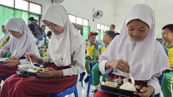 Para siswa dan siswi SD Negeri 011 Kelurahan Lempake, Kecamatan Samarinda Utara, Kota Samarinda, menyambut antusias terkait makan siang bergizi gratis yang digelar Organisasi Kemasyarakatan (ormas) DPP Persatuan Pemuda Nasional (ADIL) bertujuan ingin bersinergi dengan program Presiden dan Wakil Presiden terpilih periode 2024–2029.