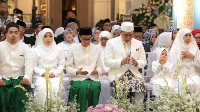 KHOFIFAH MANTU - Jelang prosesi akad nikah sang putra, Yusuf Mannagalli, Khofifah Indar Parawansa menggelar prosesi pasrah tinampi di grand ballroom Al Marwah Masjid Nasional Al Akbar Surabaya, Jumat (20/9/2024).