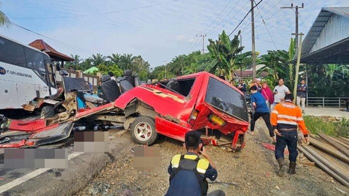 Kecelakaan lalu-lintas terjadi di Jalan Poros Kuaro, Tanah Grogot, tepatnya di Desa Lolo, Kecamatan Kuaro, Kabupaten Paser, Provinsi Kalimantan Timur pada Jumat 20 September 2024 sore. 