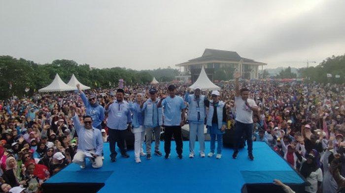 Ribuan massa menghadiri deklarasi bakal pasangan calon bupati dan wakil bupati Kutai Kartanegara (Kukar), Dendi Suryadi-Alif Turiadi (DEAL) di kawasan Gedung PKM Tenggarong Seberang, Kukar, Kalimantan Timur, Sabtu (21/9/2024). 