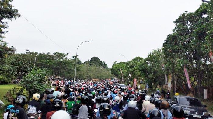 Kemacetan parah di kawasan Jembatan Kukar, Kabupaten Kutai Kartanegara, Kalimantan Timur, Sabtu (21/9/2024) pagi. Kemacetan ini dikeluhkan warga hingga berdampak ke operasional RSUD AM Parikesit Tenggarong.