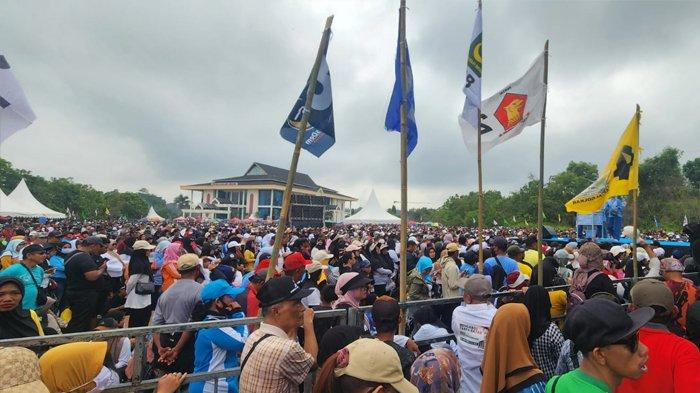 Ribuan massa menghadiri deklarasi bakal pasangan calon bupati dan wakil bupati Kutai Kartanegara (Kukar), Dendi Suryadi-Alif Turiadi (DEAL) di kawasan Gedung PKM Tenggarong Seberang, Kukar, Kalimantan Timur, Sabtu (21/9/2024). 