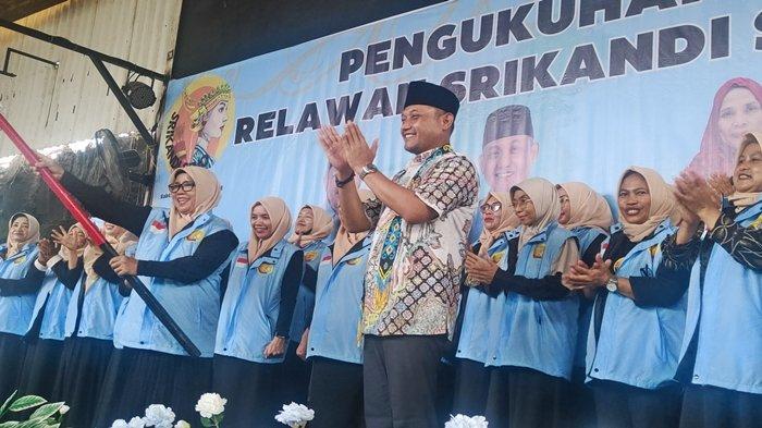 Setelah dikukuhkan dan nyatakan sikap relawan Srikandi Seno Kaltim akhirnya resmi mendukung pasangan Rudy Mas'ud-Seno Aji di Pilgub Kaltim 2024. Kegiatan dukungan itu dideklarasikan di Bagios Cafe jalan KH. Abdurrasyid No.8, Bugis, Kecamatan Samarinda Kota, Kota Samarinda, Kalimantan Timur, Sabtu (21/9/2024) sore.