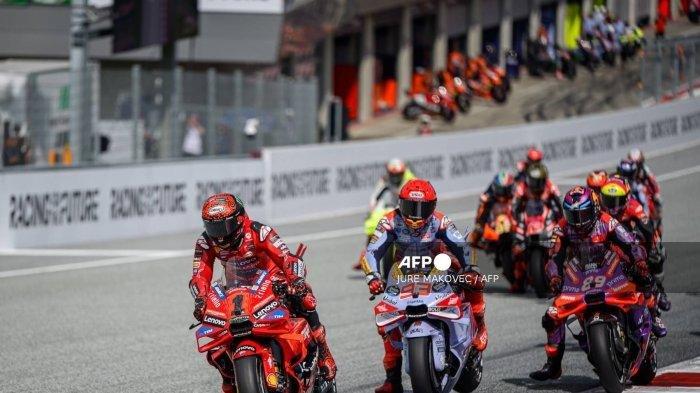 MOTOGP LIVE - (Depan, dari kiri) Pembalap Ducati Lenovo Team asal Italia Francesco Bagnaia, pembalap Gresini Racing MotoGP asal Spanyol Marc Marquez dan pembalap Prima Pramac Racing asal Spanyol Jorge Martin berlomba di awal Sprit Race, bagian dari akhir pekan MotoGP Austria di Red Bull Ring di Spielberg, Austria pada 17 Agustus 2024.