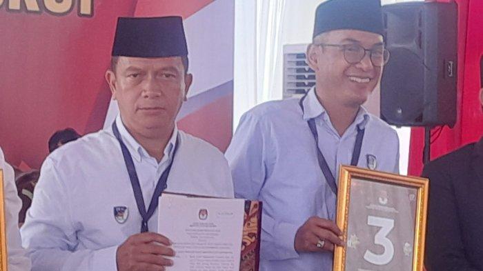 Pasangan calon bupati dan wakil bupati Kutai Kartanegara, Dendi Suryadi dan Alif Turiadi, merayakan perolehan nomor urut 3 dalam pengundian yang digelar oleh Komisi Pemilihan Umum (KPU) Kukar pada Selasa (23/9/2024).TRIBUNKALTIM.CO/MIFTAH AULIA ANGGRAINI