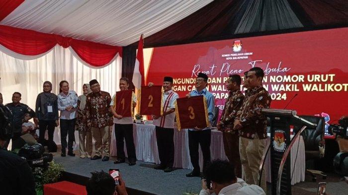 PILKADA BALIKPAPAN 2024 - Mewakili Rahmad Mas'ud, Edi Salasa (kameja putih kiri) saat menghadiri kegiatan pengundian nomor urut pasangan calon walikota dan calon wakil Walikota Balikpapan untuk Pilkada serentak 2024 di kantor KPU Balikpapan, Jalan Jenderal Sudirman, Kota Balikpapan, Kalimantan Timur.