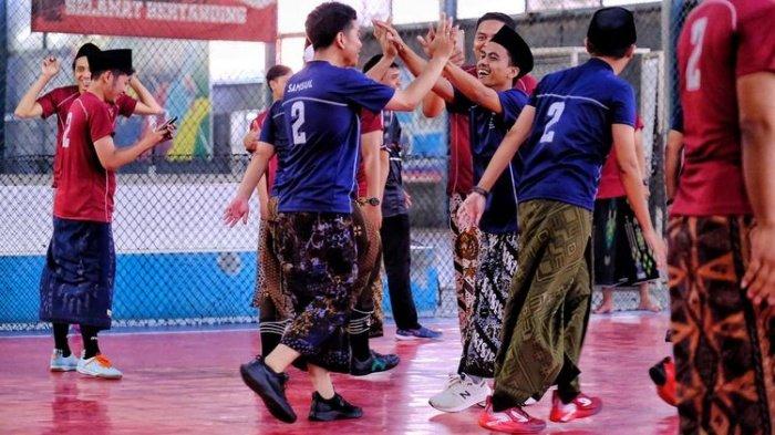 JERSEY SAMSUL - Calon wakil presiden (cawapres) nomor urut 2 Gibran Rakabuming Raka bermain futsal bertajuk Fun Futsal Sarungan Bareng Samsul dengan para gus saat bersilaturahmi dengan para gus dan ning dari berbagai pondok pesantren se-Pulau Jawa, Sabtu (6/12/2023).