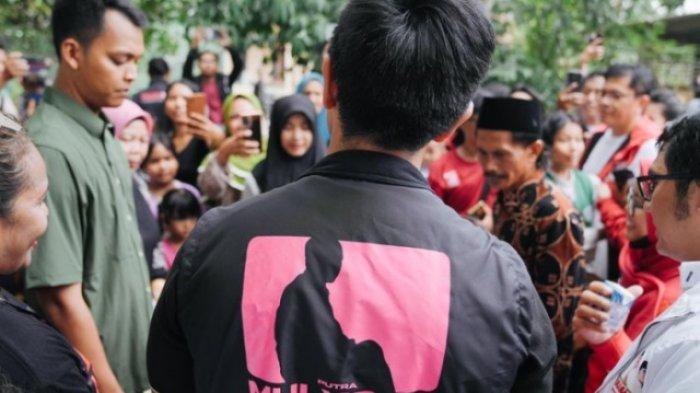 KAESANG ROMPI PUTRA MULYONO - Ketua Umum PSI Kaesang Pangarep mengenakan rompi bertuliskan Putra Mulyono di Desa Daru, Jambe, Kabupaten Tangerang, Selasa (24/9/2024).  Heboh Kaesang pakai rompi putra Mulyono yang fotonya beredar di medsos. Kata PSI soal rompi Kaesang. Pengamat sebut pengalihan isu jet pribadi.