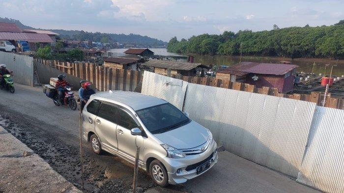 Nyaris sepekan, badan jalan di Dusun Margasari, Desa Jembayan, Kecamatan Loa Kulu, Kabupaten Kutai Kartanegara (Kukar), mengalami penurunan.TRIBUNKALTIM.CO/MIFTAH AULIA ANGGRAINI