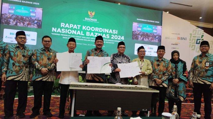 RAKORNAS BAZNAS - Suasana penutupan Rakornas Baznas RI 2024 di Hotel Gran Senyiur Balikpapan, Jumat (29/7/2024), ditandai dengan penandatanganan resolusi tahun 2024. Rakornas Baznas 2024 sebelumnya digelar di Ibu Kota Nusantara pada 25 September 2024.