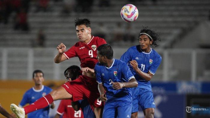 Pesepak bola Timnas U-20 Indonesia, Jens Raven berebut bola dengan pesepak bola Maladewa pada pertandingan Grup F Kualifikasi Piala Asia 2025 di Stadion Madya, Jakarta, Rabu (25/9/2024). Indonesia bermain imbang dengan skor 0-0 pada babak pertama.