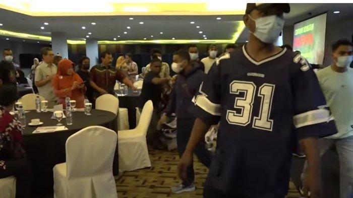 Acara diskusi yang digelar Forum Tanah Air (FTA) di Hotel Grand Kemang, Jakarta Selatan bersama sejumlah tokoh, Sabtu pagi (28/9/2024), diserang sekelompok orang yang langsung membubarkan kegiatan tersebut. Sekelompok orang tersebut mengenakan masker dan merangsek masuk ke dalam acara.