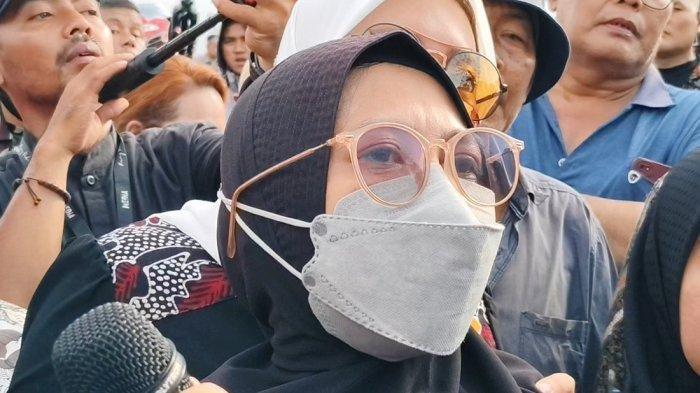 Hakim anggota, Rizqa Yunia terlihat menangis saat sidang pemeriksaan setempat digelar di Jembatan Talun, Kabupaten Cirebon, Jumat (27/9/2024).