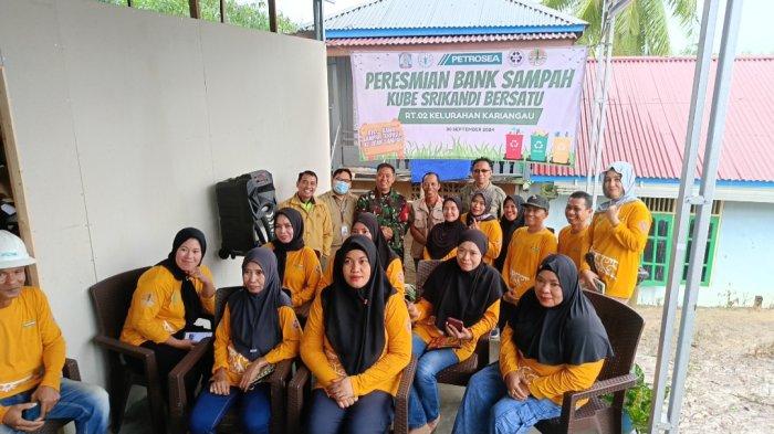 CSR PT Petrosea, Sondang Purba bersama perwakilan Kelurahan Kariangau secara simbolis melakukan peresmian Bank Sampah Kube Srikandi Bersatu di RT 2, Kelurahan Kariangau, Balikpapan.TRIBUNKALTIM.CO/ZAINUL