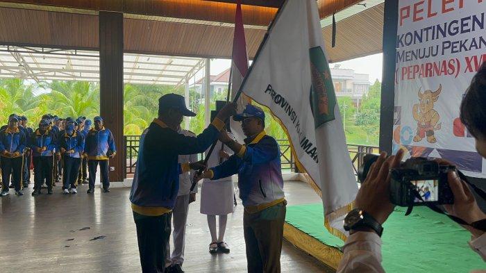 PEPARNAS 2024 - Penjabat Gubernur Kaltim Akmal Malik saat melepas Kontingen Kaltim untuk mengikuti Peparnas 2024, Senin (30/9/2024). Sebanyak 250 atlet Peparnas Kaltim ini nampak berseri-seri sebab pelepasan kali ini mendapat dukungan secara langsung dari orang nomor satu di Benua Etam.