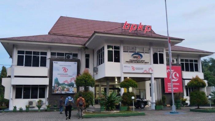 KPK PERIKSA SAKSI - Kantor BPKP di Samarinda, Kaltim yang menjadi lokasi pemeriksaan saksi oleh KPK dalam kasus suap pengurusan IUP di Kalimantan Timur yang menyeret Awang Faroek Ishak, mantan Gubernur Kaltim.