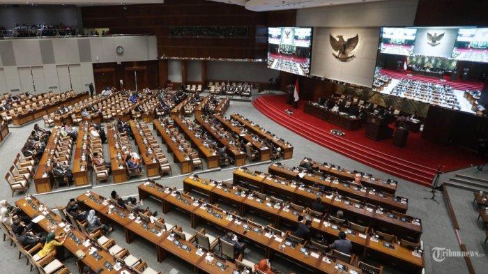 Suasana saat Rapat Paripurna ke-8 Masa Persidangan I Tahun Sidang 2024-2025 (Periode Keanggotaan (2019-2024) di Gedung Nusantara II, kompleks Parlemen, Senayan, Jakarta, Selasa (3/9/2024). Rapat paripurna terakhir (Periode Keanggotaan 2019-2024) beragendakan 15 agenda pembahasan serta Pidato Ketua DPR RI pada Rapat Paripurna DPR RI Penutupan Masa Sidang I Tahun Sidang 2024-2025 keanggotaan DPR RI 2019-2024. TRIBUNNEWS/IRWAN RISMAWAN 