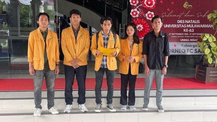 BEM KM UNMUL - Perwakilan dari BEM KM Unmul memberikan pernyataan sikap terkait ketidakjelasan kehadiran dua cagub Kaltim, Isran Noor dan Rudy Mas'ud di acara Bincang Gagasan.