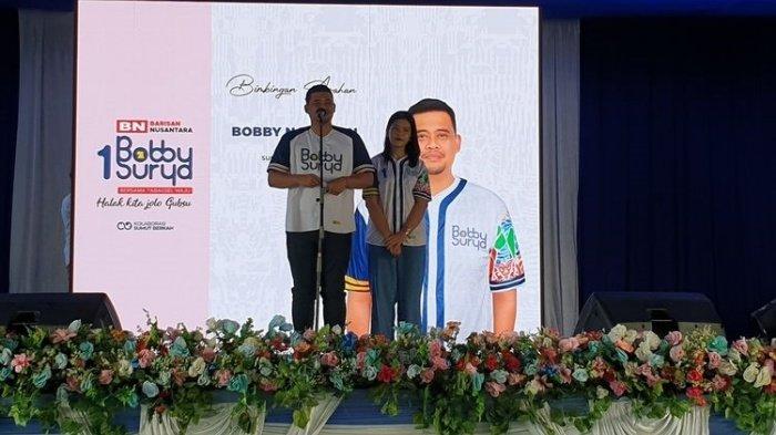 BOBBY SEBUT MENANTU MULYONO - Calon gubernur Sumatra Utara nomor urut 1, Bobby Nasution memperkenalkan istrinya Kahiyang Ayu, saat berkampanye di Kecamatan Muaratais, Tapanuli Selatan (Tapsel), Sabtu (28/9/2024).  Bobby Nasution dan Kahiyang kenalkan diri sebagai menantu dan anak Mulyono saat kampanye Pilkada Sumut 2024 di Tapanuli Bagian Selatan (Tapsel).