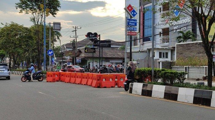 Dishub memutuskan untuk membatalkan rencana untuk mempermanenkan median jalan di depan Polsek Samarinda Ulu, Jalan Ir. Juanda, dan memilih mengubah skema lalu lintas.