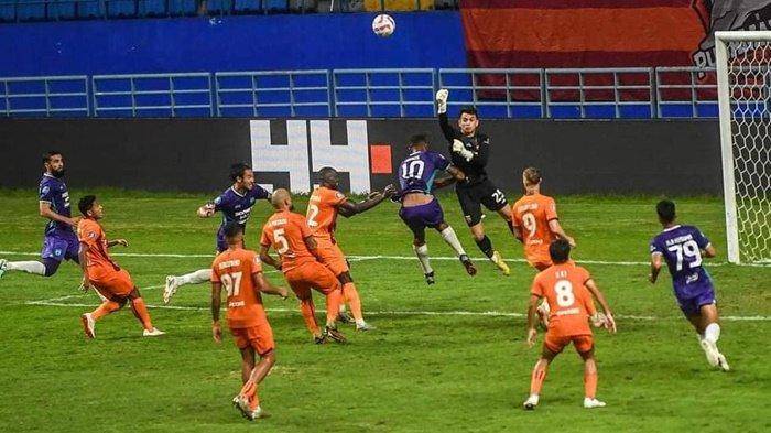 Pertandingan Liga 1 pekan ketujuh antara Borneo FC melawan Persita yang berlangsung di Stadion Batakan, Kota Balikpapan, Kalimantan Timur, Senin (30/9/2024) malam.