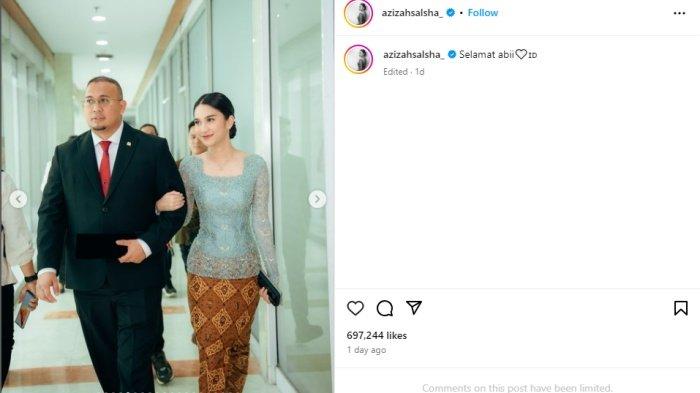 AZIZAH SALSHA DAMPINGI ANDRE ROSIADE - Istri Pratama Arhan, Azizah Salsha saat mendampingi ayahnya, Andre Rosiade saat pelantikan anggota DPR. Tidak terlihat ada sosok Pratama Arhan hingga cincin nikah Azizah Salsha disorot