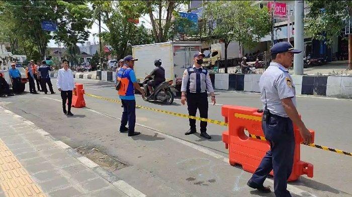 KEMACETAN SAMARINDA - Dishub Samarinda mulai memasang barier di kawasan Pasar Segiri untuk menertibkan parkir liar yang menyebabkan kemacetan, Rabu (2/10/2024).