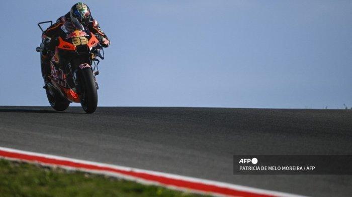 Hasil Practice MotoGP Jepang 2024: Brad Binder Melesat Tercepat, Marquez dan Martin Ngekor - Brad Binder melakukan pemanasan sebelum balapan MotoGP Grand Prix Portugal di Sirkuit Internasional Algarve di Portimao, pada 26 Maret 2023.