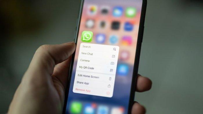Ilustrasi pemakaian media sosial pada perangkat smartphone. 