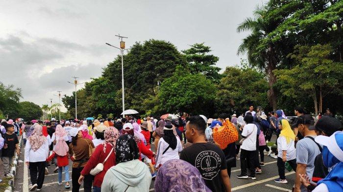 HARI JALAN KAKI SEDUNIA - Para peserta Hari Jalan Kaki Sedunia 2024 di Balikpapan memulai perjalanan mereka dari Lapangan Merdeka dengan antusias, meski sempat diguyur gerimis, Minggu (6/10/2024) pagi. Jalan kaki bisa membuat kebugaran fisik yang tidak hanya mencegah penyakit, tetapi juga memperkuat mental dalam menghadapi berbagai tantangan.