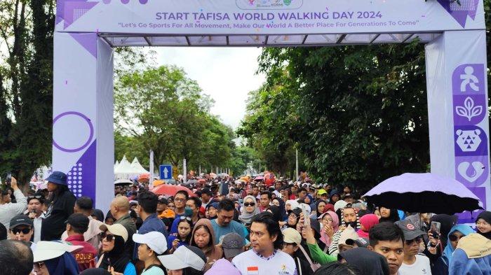 HARI JALAN KAKI SEDUNIA - Para peserta Hari Jalan Kaki Sedunia 2024 di Balikpapan memulai perjalanan mereka dari Lapangan Merdeka dengan antusias, meski sempat diguyur gerimis, Minggu (6/10/2024) pagi. Jalan kaki bisa membuat kebugaran fisik yang tidak hanya mencegah penyakit, tetapi juga memperkuat mental dalam menghadapi berbagai tantangan.