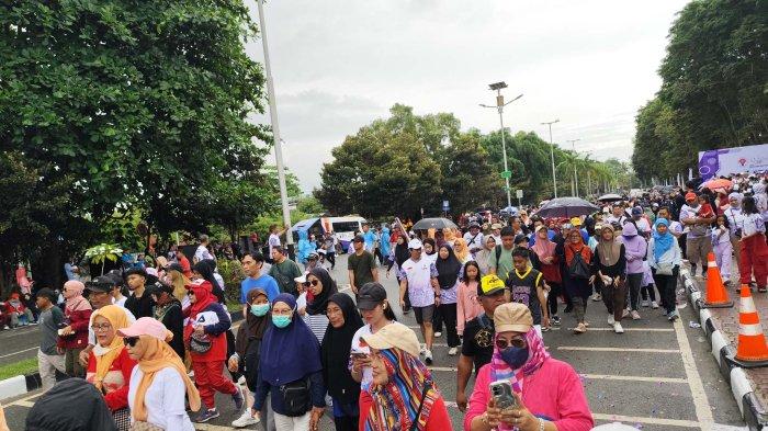 HARI JALAN KAKI SEDUNIA - Para peserta Hari Jalan Kaki Sedunia 2024 di Balikpapan memulai perjalanan mereka dari Lapangan Merdeka dengan antusias, meski sempat diguyur gerimis, Minggu (6/10/2024) pagi. Jalan kaki bisa membuat kebugaran fisik yang tidak hanya mencegah penyakit, tetapi juga memperkuat mental dalam menghadapi berbagai tantangan.